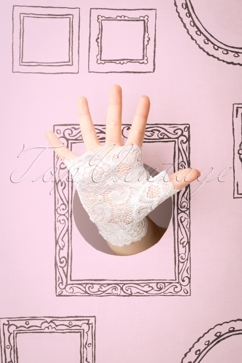 Darling Divine - 50s Angelica Lace Gloves in White 3