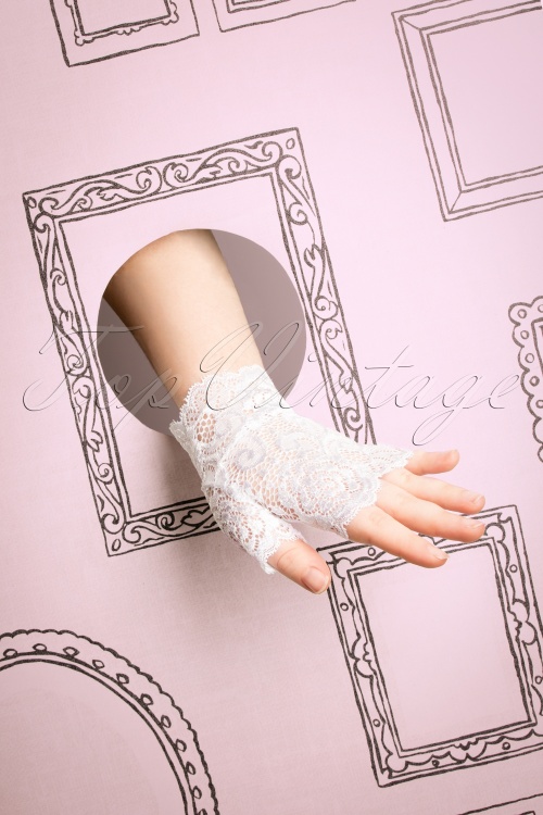 Darling Divine - 50s Angelica Lace Gloves in White 2