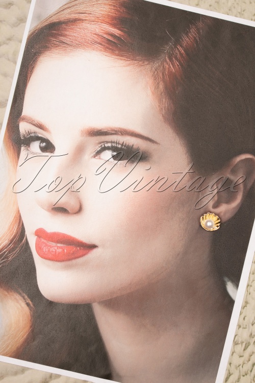 Darling Divine - 50s Venus Pearl Earrings in Gold 3