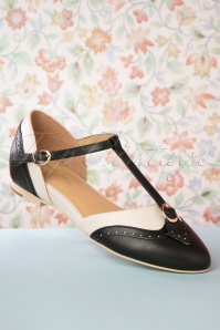 Charlie Stone - Parisienne t-strap flats in zwart en crème 3