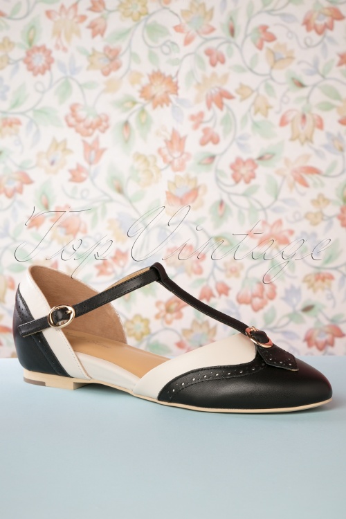 Charlie Stone - Parisienne t-strap flats in zwart en crème 5