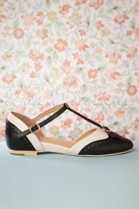 Charlie Stone - Parisienne t-strap flats in zwart en crème