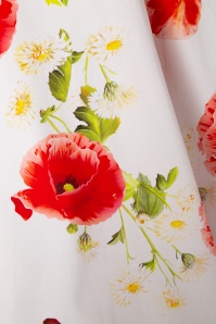 Hearts & Roses - Blühendes rotes Poppy-Swing-Kleid in Weiß 5