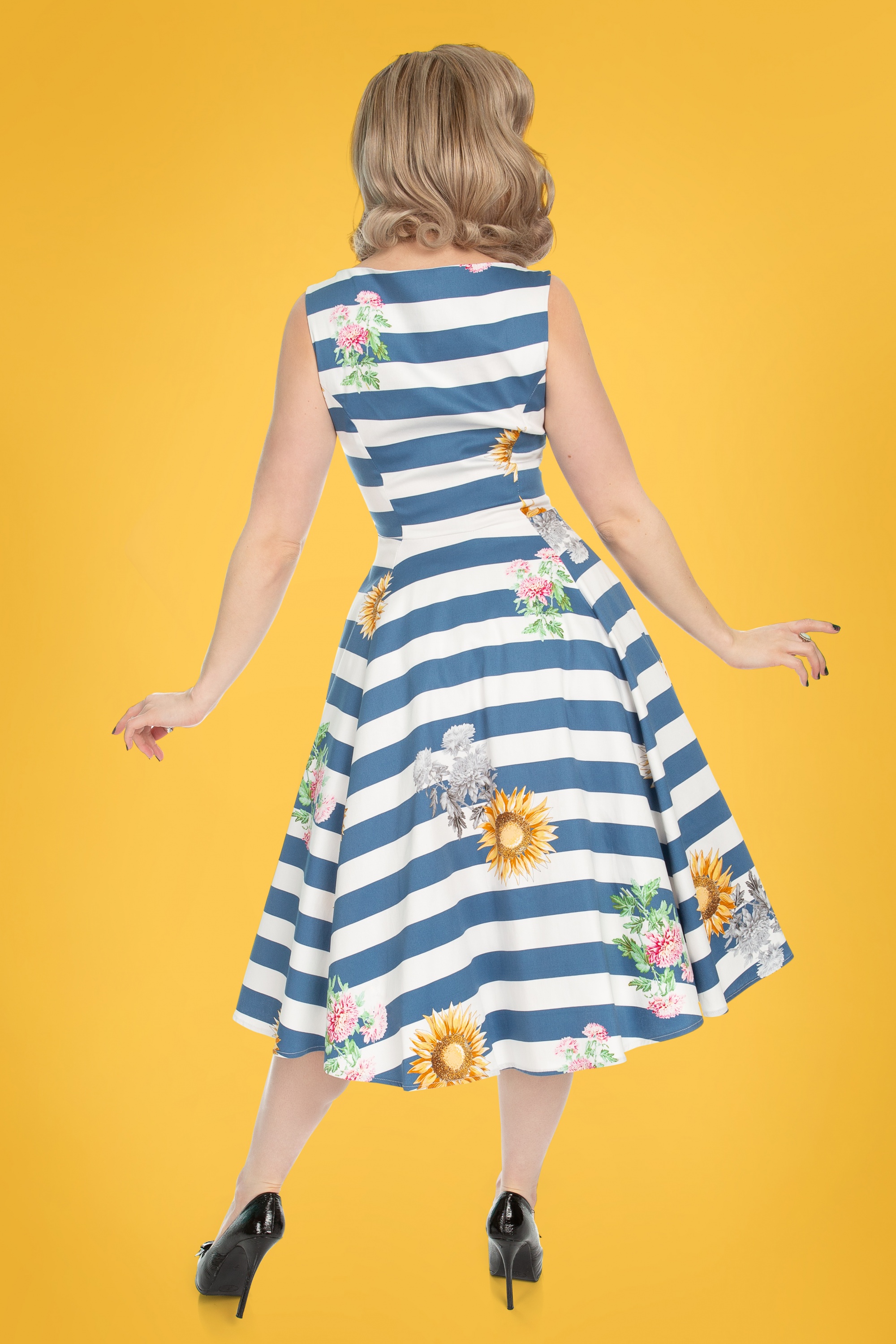 Hearts & Roses - Audrey gestreepte zonnebloem-swingjurk in blauw en wit 2