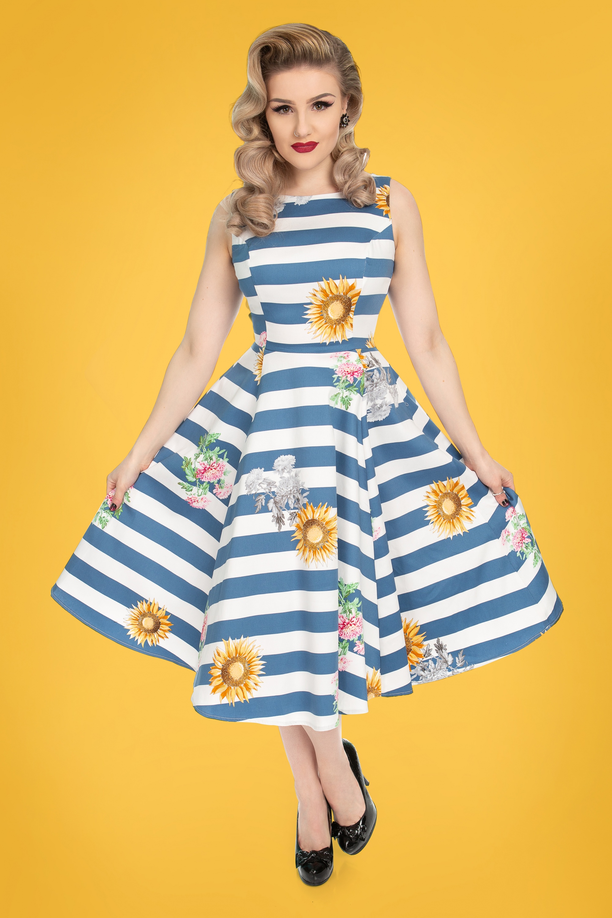 Hearts & Roses - Audrey gestreepte zonnebloem-swingjurk in blauw en wit