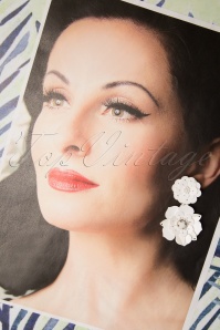Darling Divine - 60s Flower Power Earrings in White 2