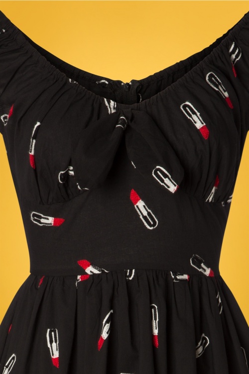 Vixen - Delia Swing-Kleid mit Lippenstift-Stickerei in Schwarz 3