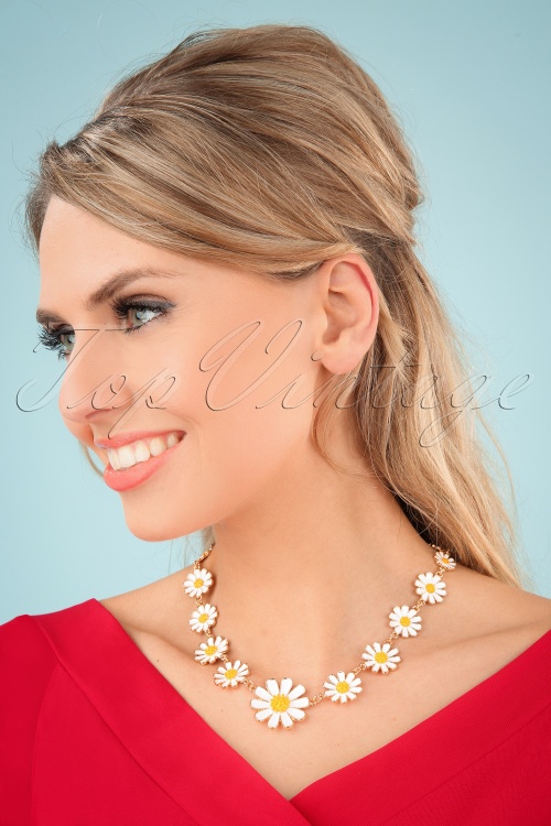 Collectif Clothing - 50s Daisy Necklace in White 2