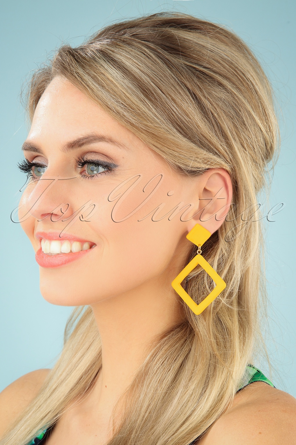 Collectif Clothing Shona Ohrringe In Gelb Einkaufen Bei Topvintage   155490 Collectif Clothing 27251 Earrings Yellow Square 20190320 001 W Full 