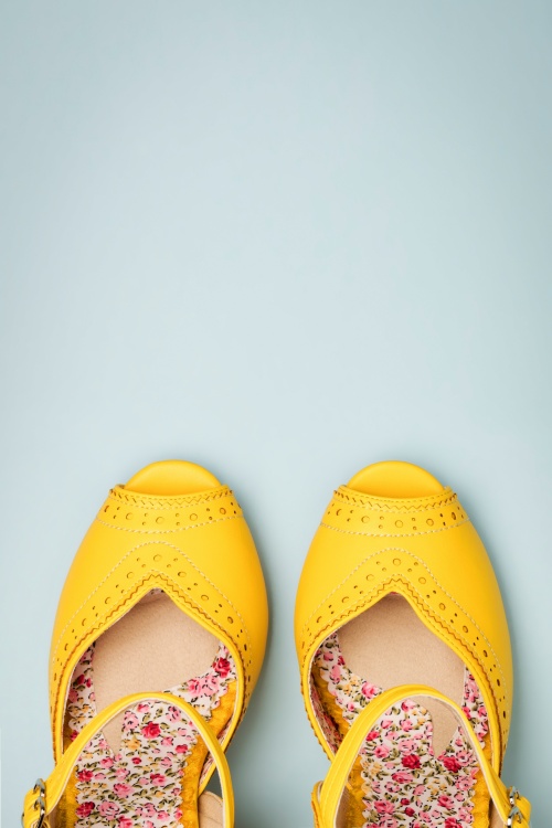 Bettie Page Shoes - Nellie peeptoe pumps in geel 2