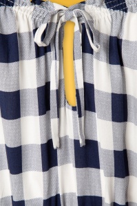 Collectif Clothing - Serrina Gingham Swing Dress Années 70 en Bleu Marine et Blanc 5