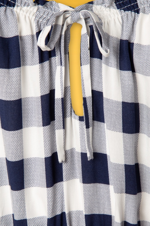 Collectif Clothing - Serrina Gingham Swing Dress Années 70 en Bleu Marine et Blanc 5