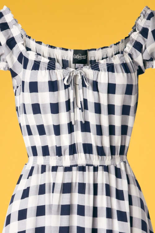 Collectif Clothing - Serrina Gingham Swing Dress Années 70 en Bleu Marine et Blanc 3