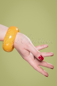 Splendette - TopVintage Exclusive ~ Lemon Wide Carved Bangle Années 50 en Jaune