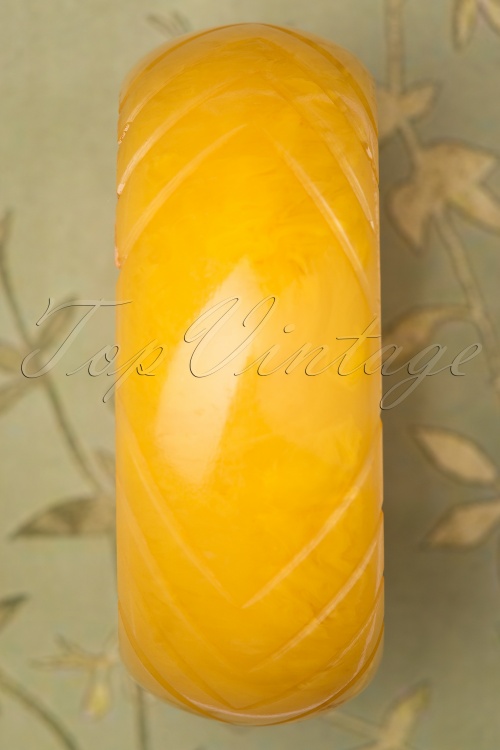 Splendette - TopVintage Exclusive ~ Lemon Wide Carved Bangle Années 50 en Jaune 3