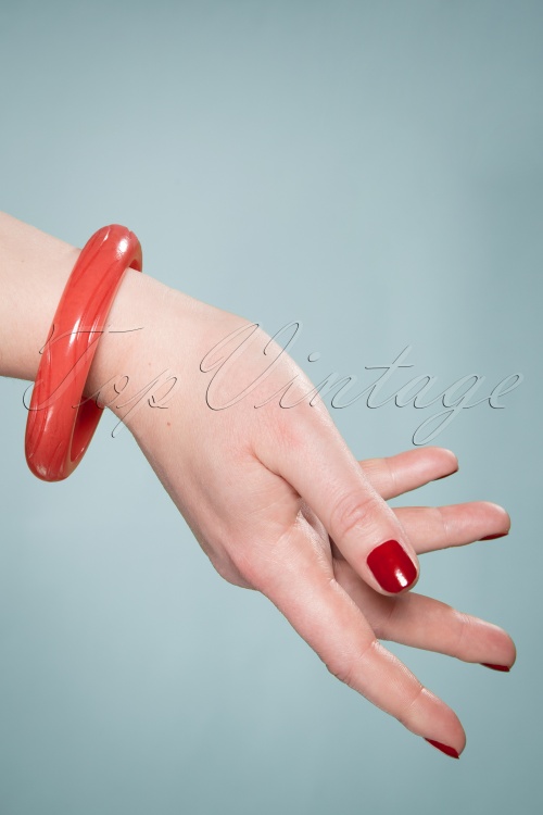 Splendette - TopVintage Exclusive ~ Tropical Punch Carved Bangle Années 50 en Rouge