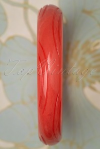 Splendette - Exklusiv von TopVintage ~ Geschnitzter Tropen-Armreif in Rot 3