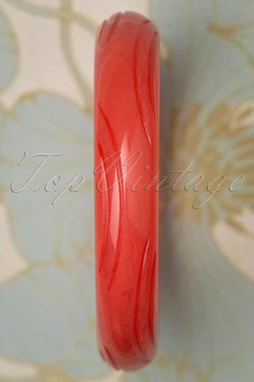 Splendette - TopVintage Exclusive ~ Tropical Punch Carved Bangle Années 50 en Rouge 3
