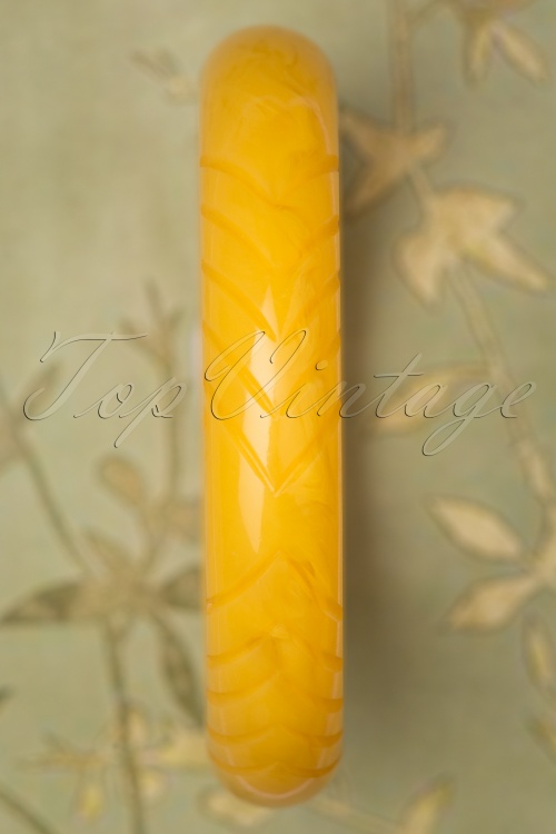 Splendette - TopVintage Exclusive ~ Lemon Midi Carved Bangle Années 50 en Jaune 2