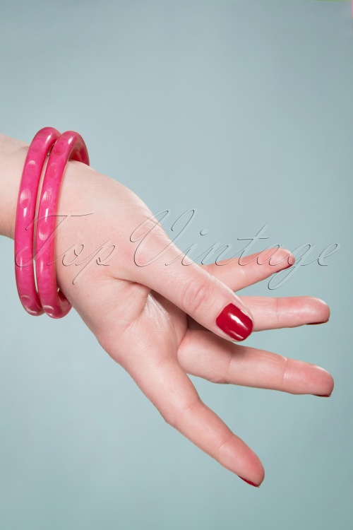 Splendette - TopVintage Exclusive ~ 50s Candy Narrow Carved Bangles Set in Pink 2