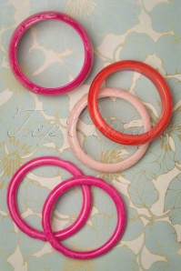 Splendette - TopVintage Exclusive ~ 50s Candy Narrow Carved Bangles Set in Pink 5