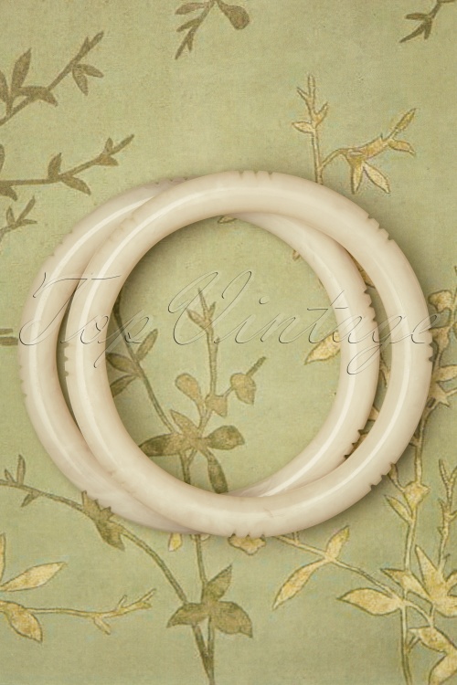 Splendette - TopVintage Exclusive ~ 50s Cloud Narrow Carved Bangles Set in Ivory