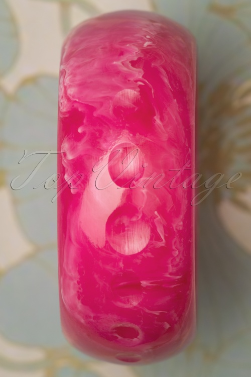 Splendette - Exklusiv von TopVintage ~ Candy Breiter geschnitzter Armreif in Pink 2