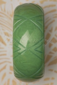 Splendette - TopVintage Exclusive ~ Sage Wide Carved Bangle Années 50 en Vert 2