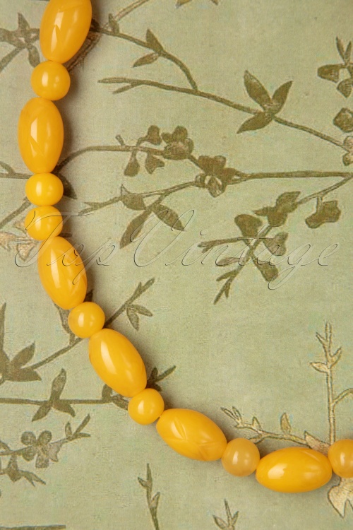 Splendette - TopVintage Exclusive ~ 50s Lemon Carved Beaded Necklace in Yellow 3