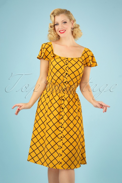 Bright and Beautiful - Pat Harlequin Stitch Dress Années 70 en Jaune