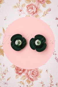 Collectif Clothing - Velvet Rose oorstekers in donkergroen 3