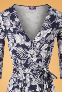 Topvintage Boutique Collection - Whitney Floral Wrap Dress Années 50 en Bleu Foncé 4