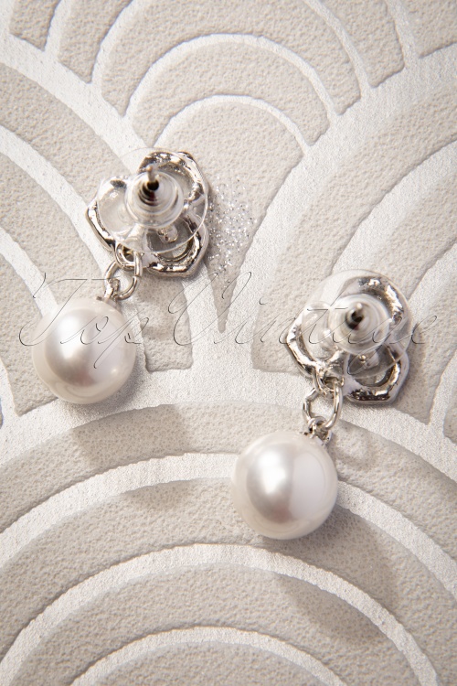 Topvintage Boutique Collection - Pearl Bloom Tropfenohrringe in Silber 4