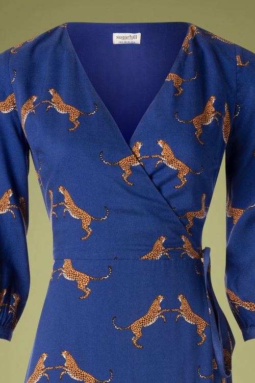 Sugarhill Brighton - Aisha Dancing Cheetahs Wrap Dress Années 70 en Bleu Royal 3