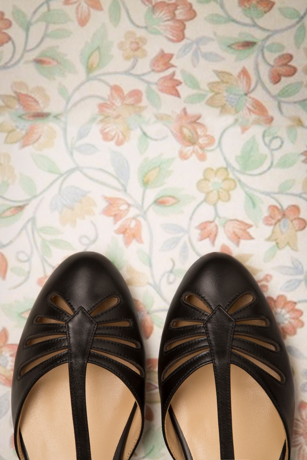 t strap flats black