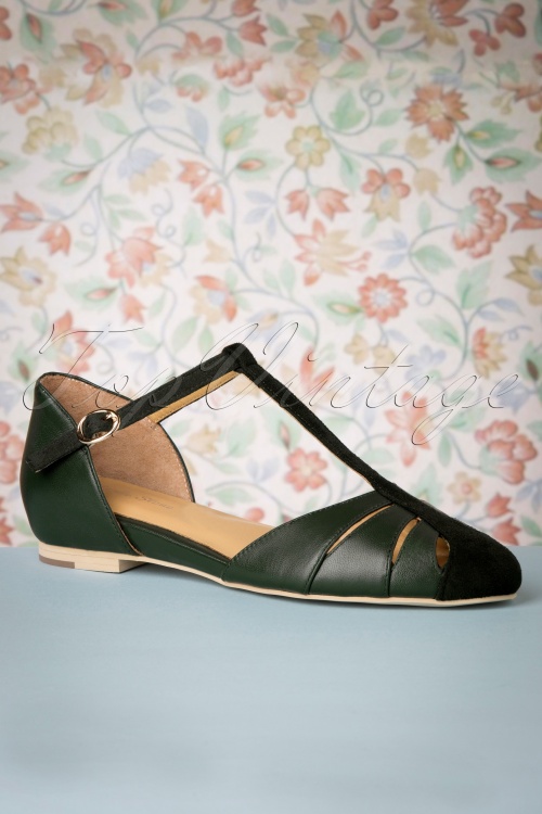 Charlie Stone - Toscana Flache Schuhe mit T-Strap in Dunkelgrün