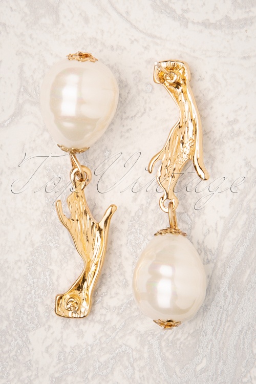 Darling Divine - 50s Hands Off My Pearl Earrings in Gold 3