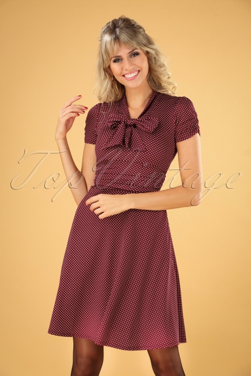 Retrolicious - Debra Pin Dot Swing-Kleid in Burgund