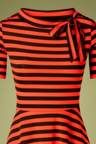 Vixen - Marnie Gestreiftes Swing-Kleid in Rot und Schwarz 3