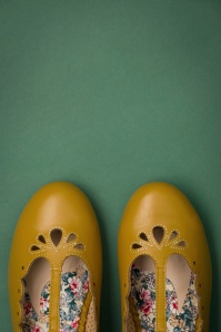 Bettie Page Shoes - Maila flats met t-strapjes in geel 3