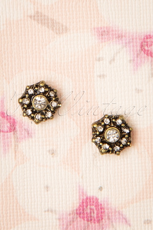 Lovely - 50s Mini Floral Frosted Stud Earrings in Gold