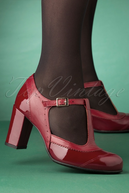 La Veintinueve - Ada laklederen T-strap pumps in rood