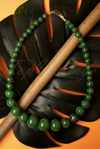 Splendette - TopVintage Exclusive ~ Fern Carved Beaded Necklace Années 40 en Vert