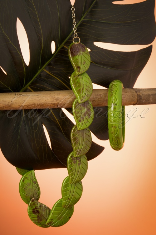 Splendette - TopVintage Exclusive ~ 40s Alder Carved Leaves Necklace in Green 2