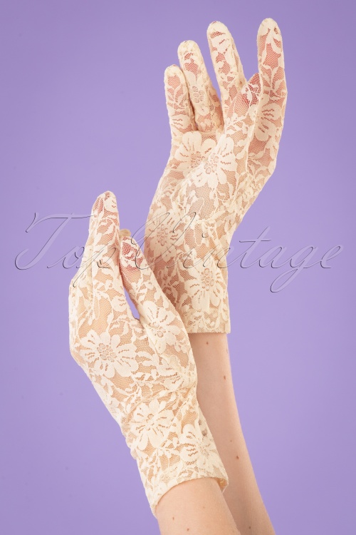 Juliette's Romance - 50s Lady Mary Lace Gloves in Capucine Cream