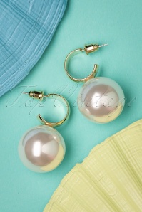 Darling Divine - 50s Go Big Or Go Home Pearl Earrings in Gold 3