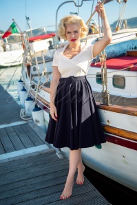 Glamour Bunny - Lila Swing-Kleid in Weiß und Marineblau 3