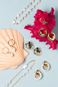 Darling Divine - 60s Circle Earrings in Sand and Gold 4