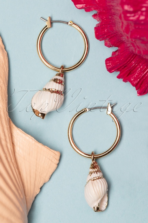 Darling Divine - 50s Shell We Dance Earrings in Gold and White