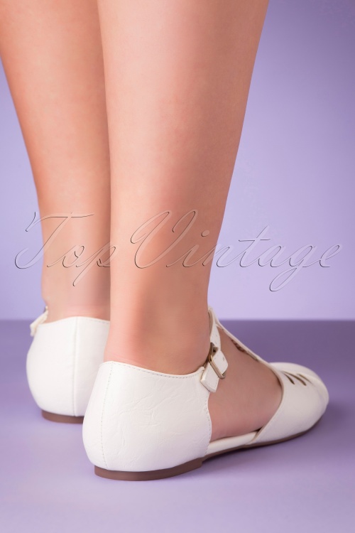 B.A.I.T. - Edie Flache Schuhe mit T-Riemen in Weiß 5